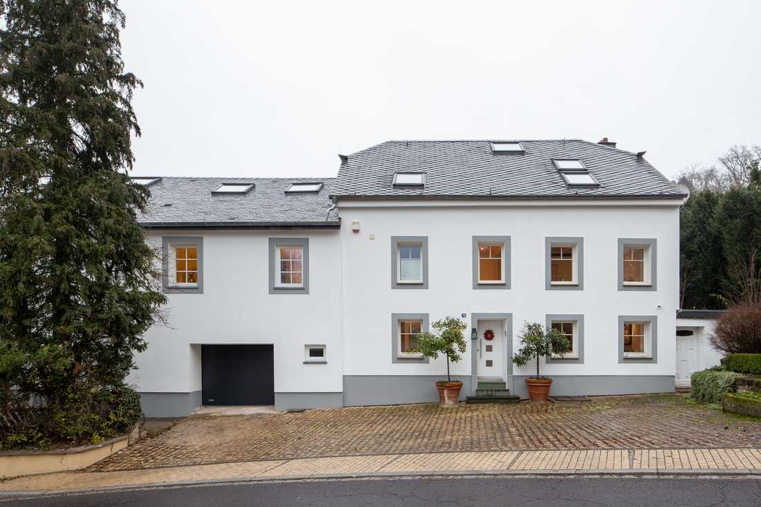 Vue de l'entrée d'une grande maison familiale