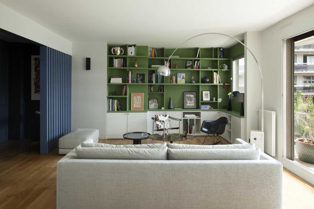 Bibliothèque vert olive dans une rénovation d'appartement