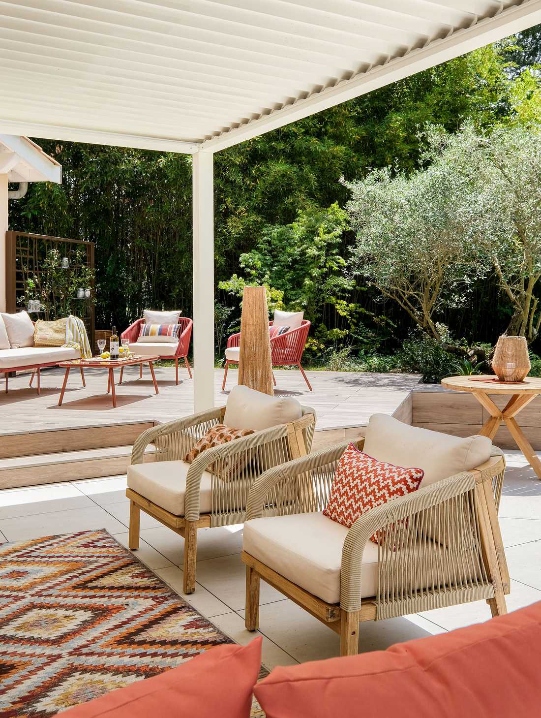 Terrasse couverte avec mobilier du jardin réalisé par un paysagiste en Nouvelle-Aquitaine