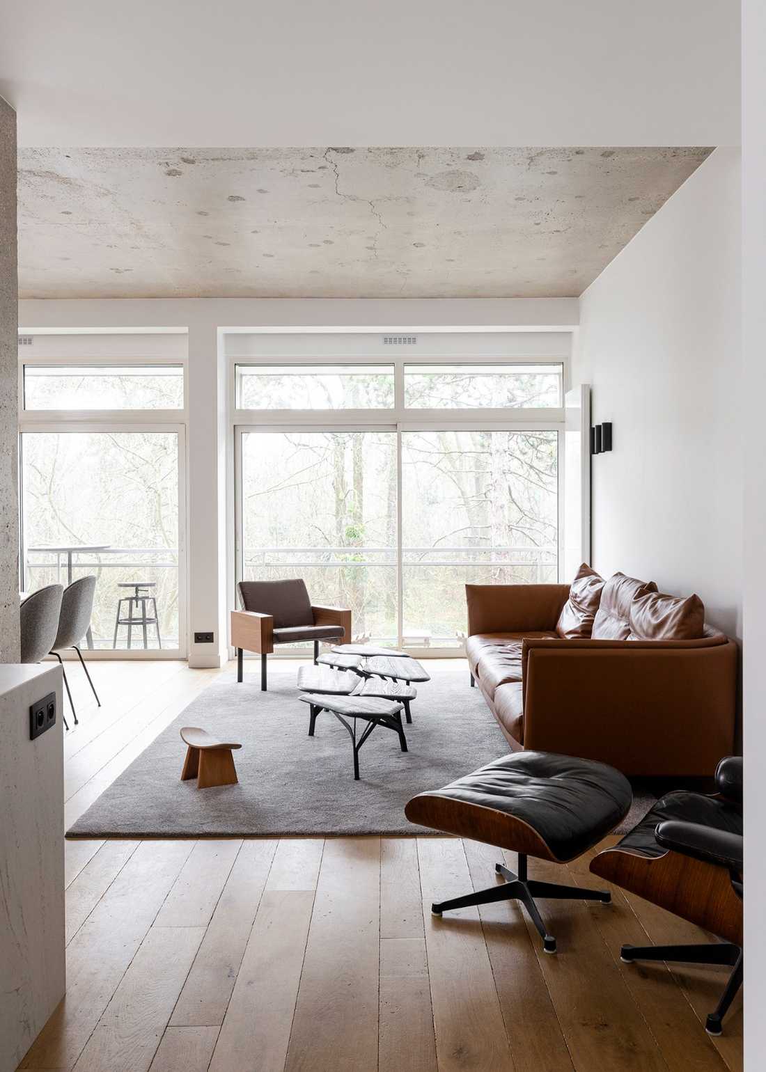 Vue d'un salon avec un plafond en béton