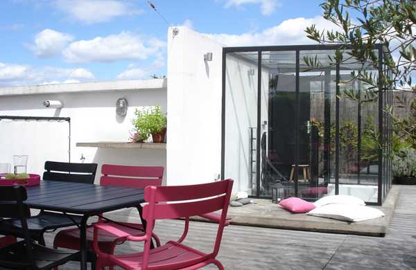 Transformation d'un toit en terrasse végétalisée style Loft par un architece paysagiste à Bordeaux