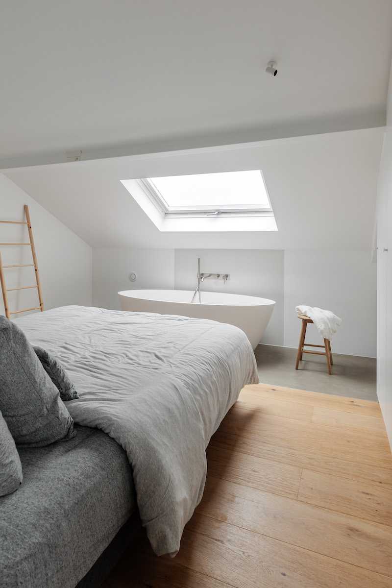 Aménagement d'un appartement parisien sous les toits de 110 m² -  chambre avec baignoire