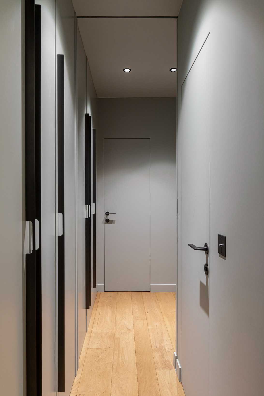 Couloir avec un dressing dans des tons gris