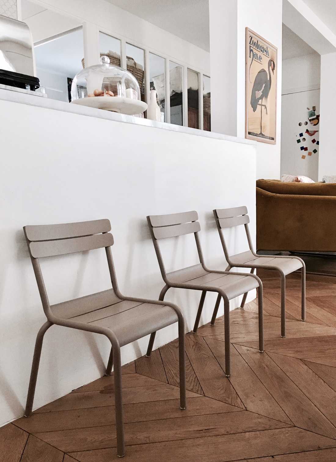 Chaises style fermob dans une cuisine rénovée