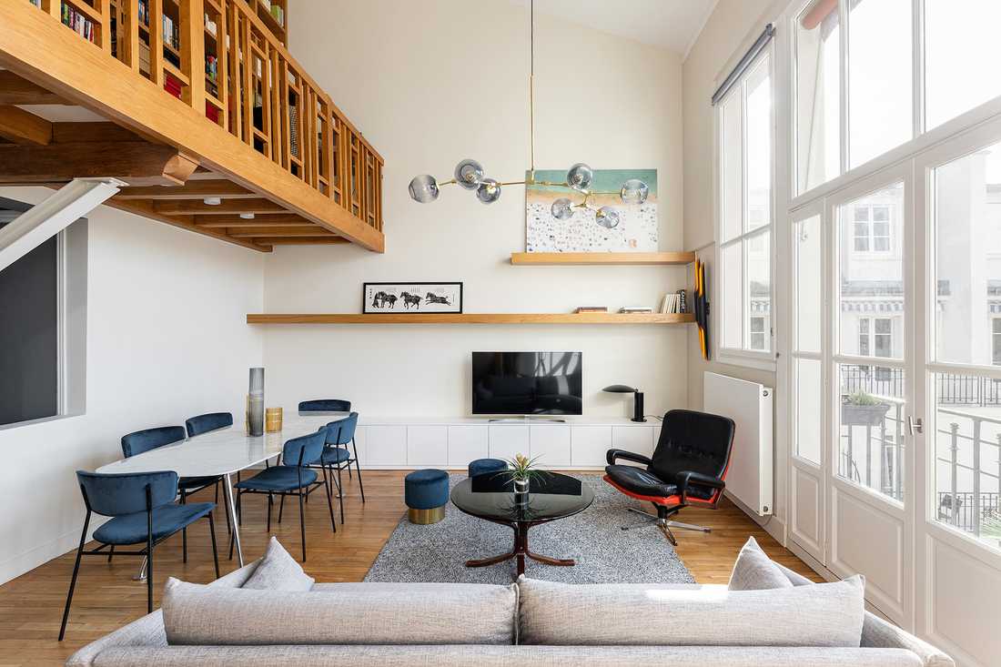 Rénovation d'un appartement atelier artiste - le séjour avec mezzanine