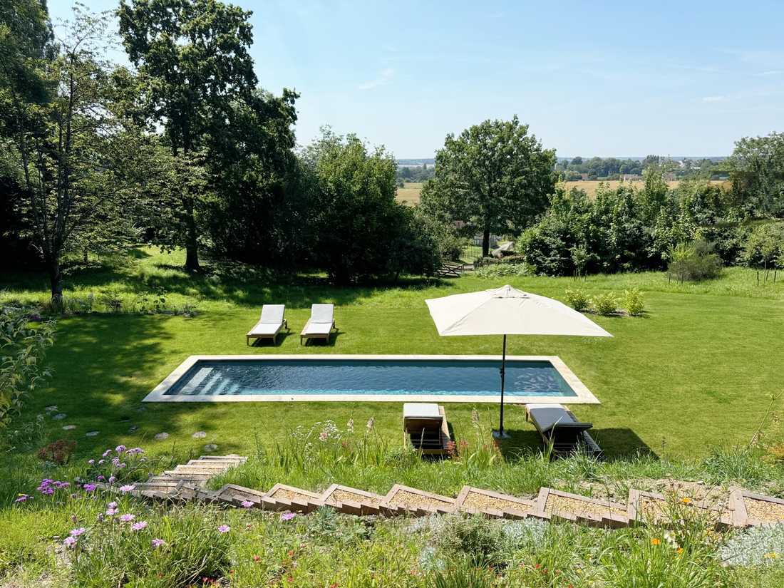 Piscine aménagée par un architecte paysagiste dans le Perche