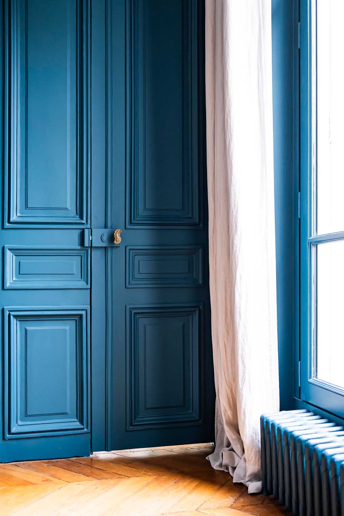 Porte bleue dans un couloir