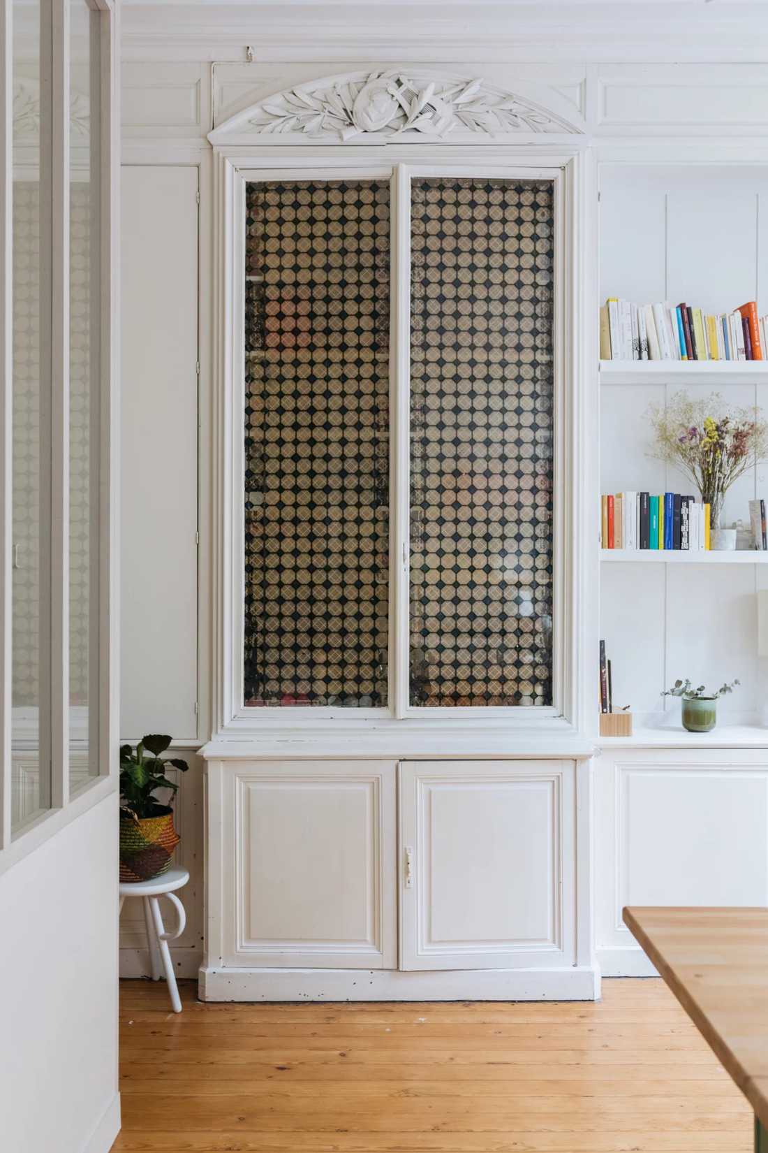 Armoire d'époque dans un studio haussmannien rénové par un architecte