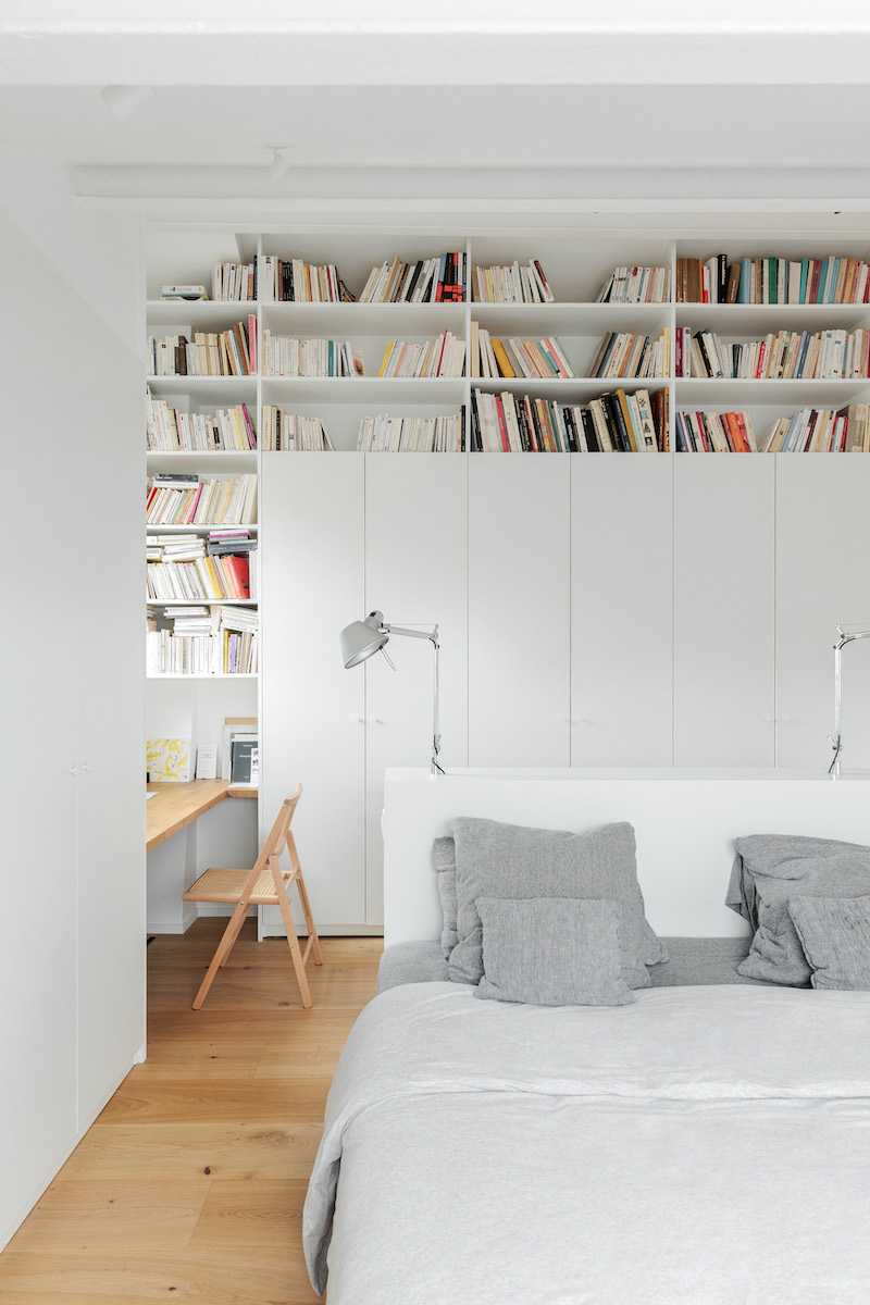 Aménagement d'un appartement parisien sous les toits de 110 m² -  la chambre avec bibliothèque