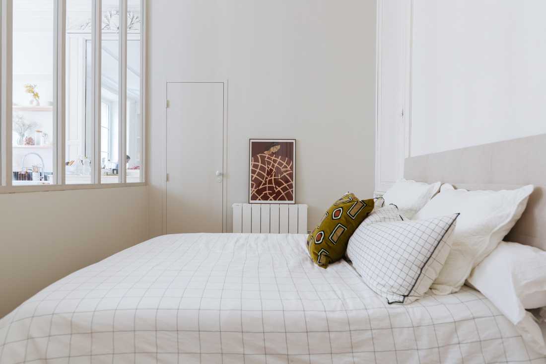 Chambre aménagée par un architecte d'intérieur dans un studio haussmannien à Bordeaux