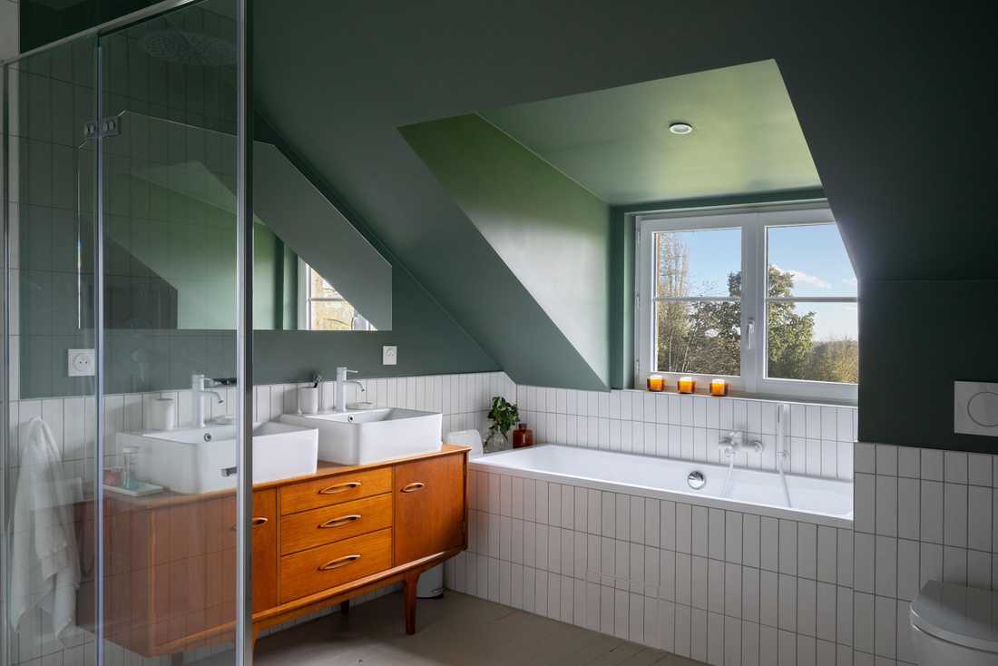 Salle de bain après travaux de modernisation d'une maison de campagne dans le Perche