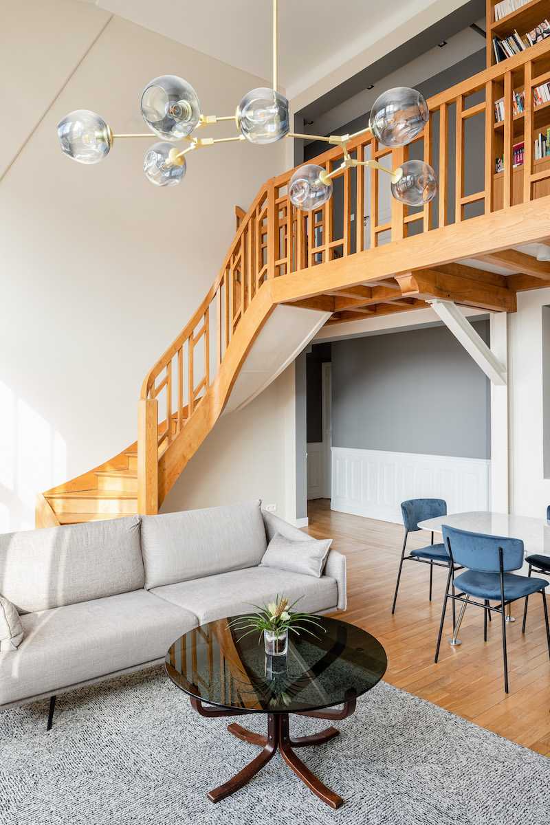 Rénovation d'un appartement atelier artiste - escalier menant à la mezzanine