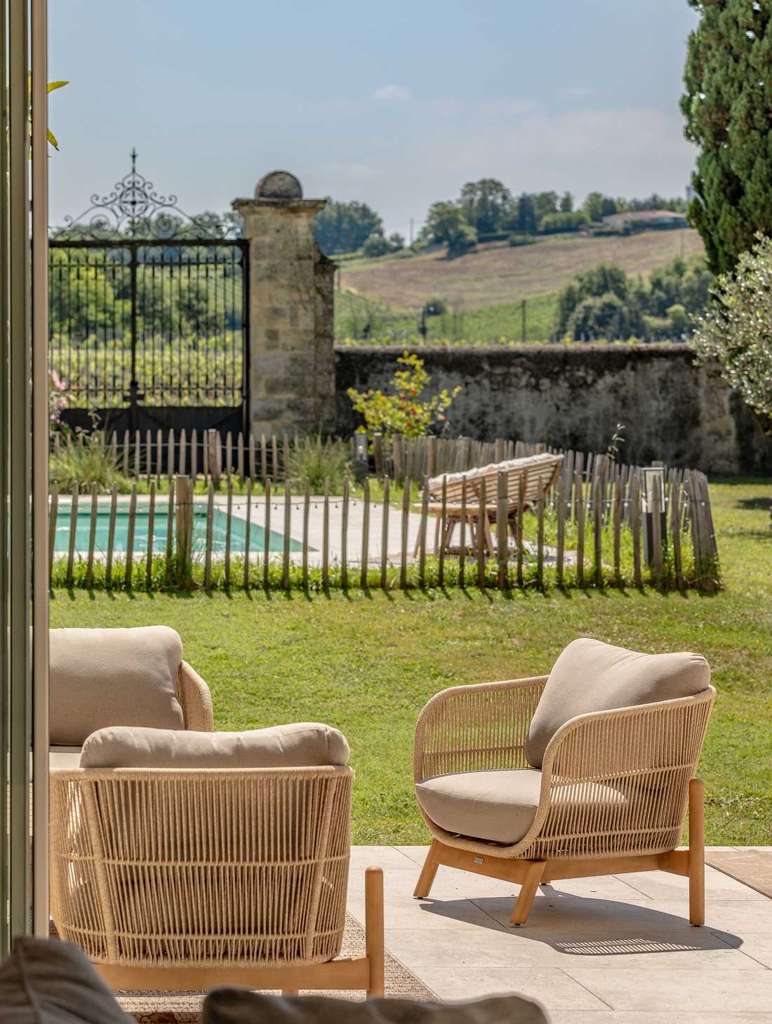 Aménagement paysager du jardin d'un chateau avec piscine en Gironde