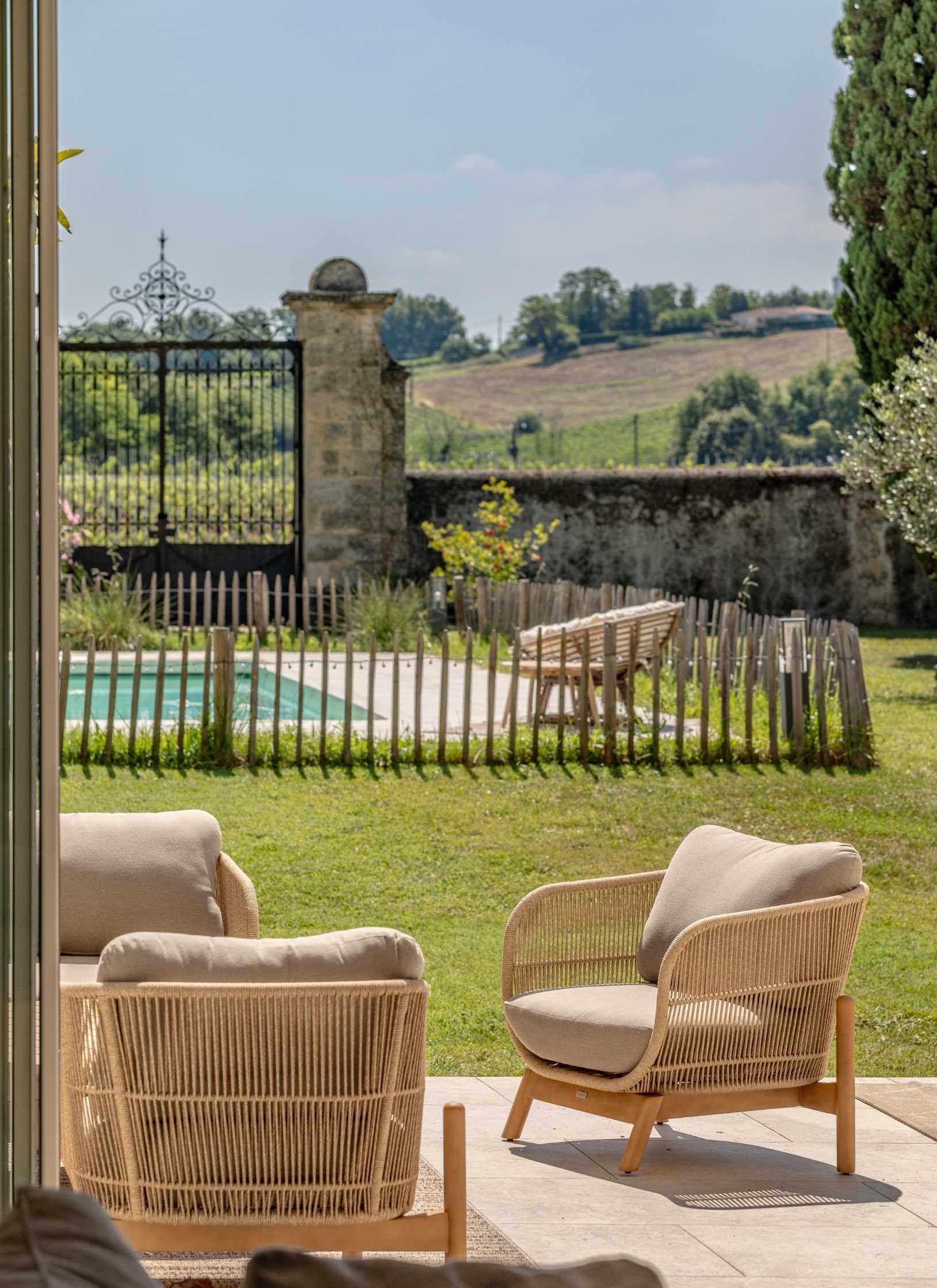 Jardin d'un domaine viticole de la région de Bordeaux aménagé par un paysagiste