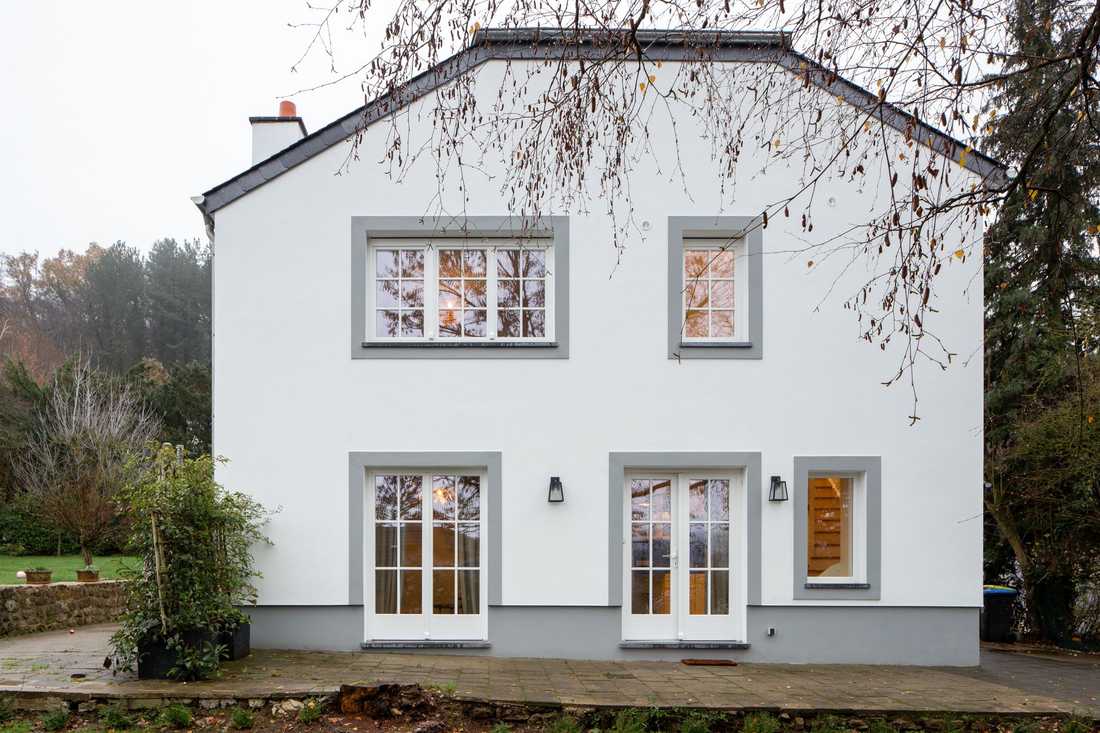 Vue de face d'une grande maison familiale