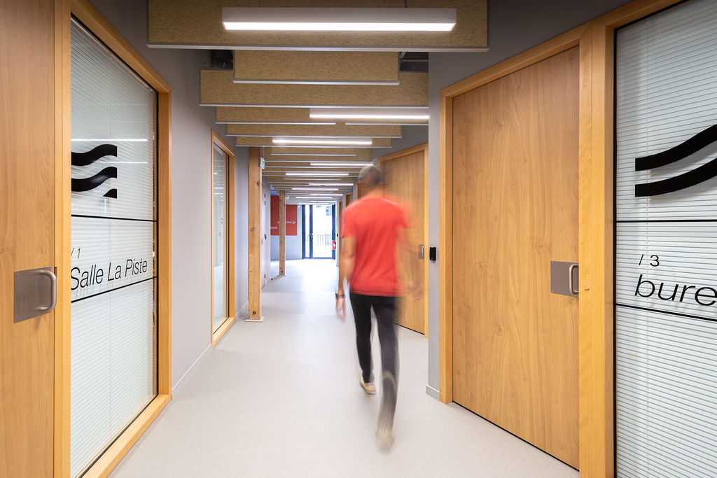 Circulation dans un couloir de bureaux